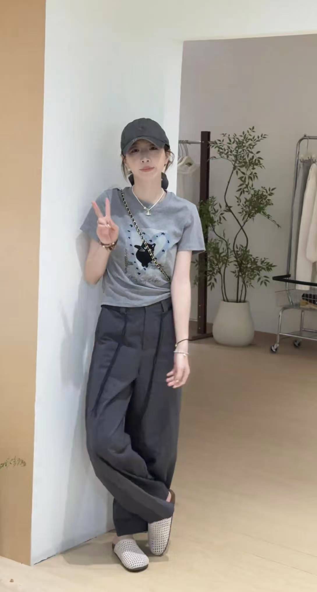 Women's 2025 Summer Two-Piece Set Short Sleeve Printed T-Shirt and Casual Pants - Image 3